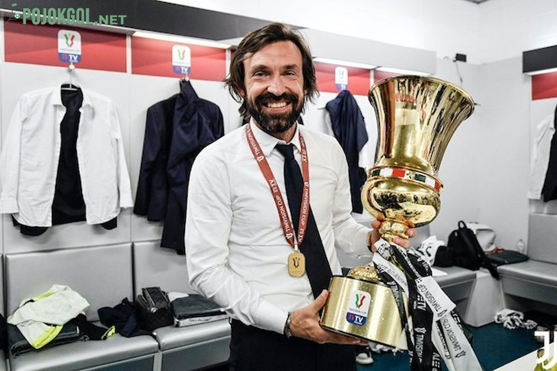 Andrea Pirlo berpose anggun sambil mengangkat trofi Coppa Italia bersama Juventus.