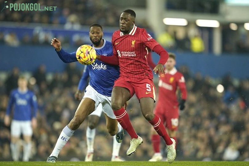 Beto, penyerang dari tim Everton, berupaya merebut kendali bola dari bek Liverpool, Ibrahima Konate, selama berlangsungnya Derby Merseyside pada tanggal 13 Februari 2025.