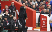 Dalam lanjutan Liga Inggris 2025-2026, pelatih Liverpool, Arne Slot, tampak memberikan arahan kepada para pemainnya saat bertanding melawan Everton di Anfield.