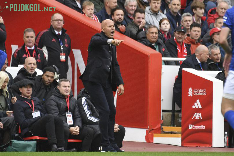 Dalam lanjutan Liga Inggris 2025-2026, pelatih Liverpool, Arne Slot, tampak memberikan arahan kepada para pemainnya saat bertanding melawan Everton di Anfield.