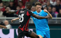 Dalam pertandingan AC Milan kontra Napoli pada Senin 29-9-2025, Fikayo Tomori terlibat perebutan bola dengan Scott McTominay.
