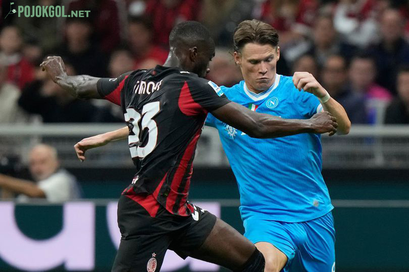 Dalam pertandingan AC Milan kontra Napoli pada Senin 29-9-2025, Fikayo Tomori terlibat perebutan bola dengan Scott McTominay.