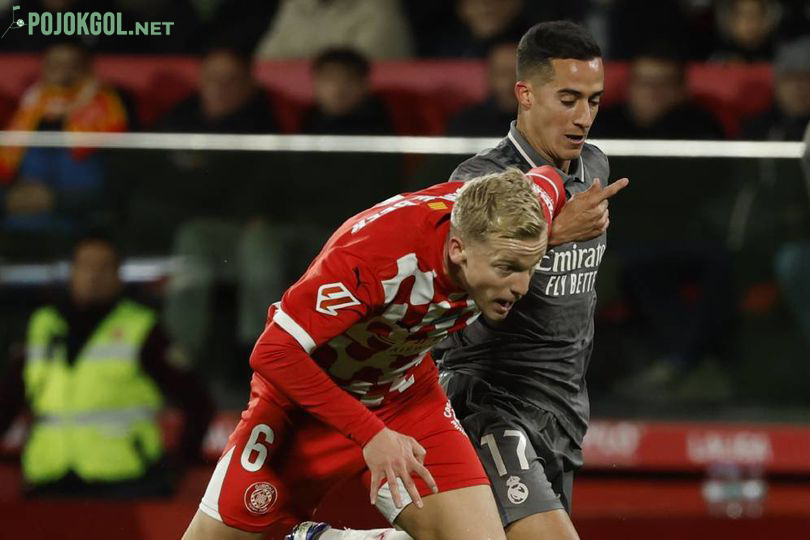 Donny van de Beek (kiri) berduel merebut si kulit bundar melawan Lucas Vazquez dalam laga La Liga antara Girona dan Real Madrid yang berlangsung pada Minggu, 8-12-2024 dini hari WIB.