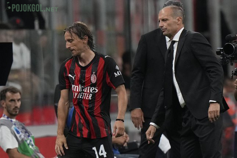 Gelandang AC Milan, Luka Modric (kiri), berjalan melewati pelatih Massimiliano Allegri usai digantikan dalam laga Serie A melawan Cremonese di San Siro, Sabtu, 23 Agustus 2025