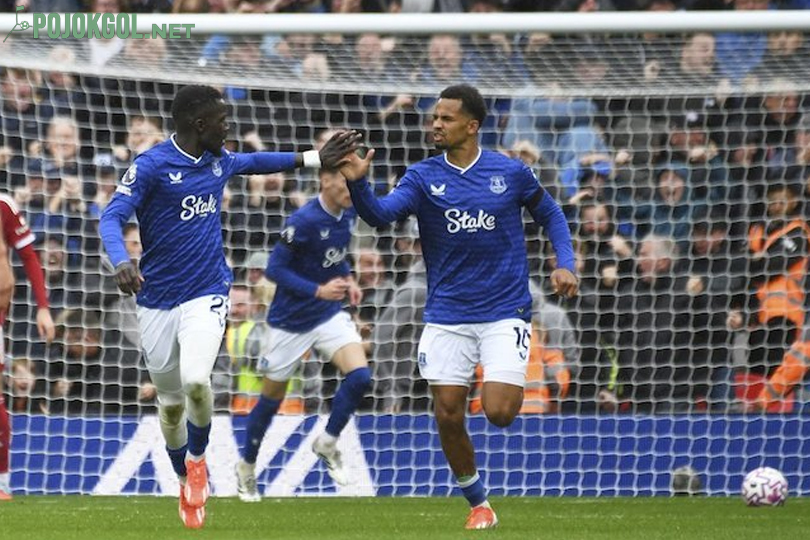 Idrissa Gueye dan Iliman Ndiaye dari Everton merayakan gol mereka ke gawang Liverpool di Anfield dalam laga lanjutan Liga Inggris 2025-2026.