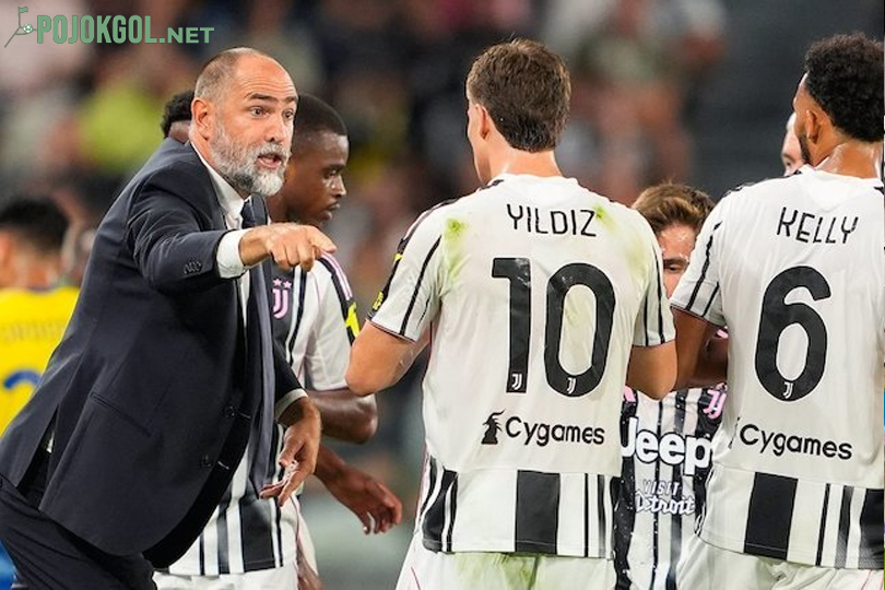 Igor Tudor memberi instruksi kepada Kenan Yildiz saat Juventus menghadapi Parma di Allianz Stadium, Turin, Minggu (24/8/2025).