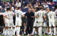Manajer Real Madrid, Xabi Alonso, memberikan arahan kepada para pemain selama pertandingan melawan Espanyol di La Liga 2025-2026.