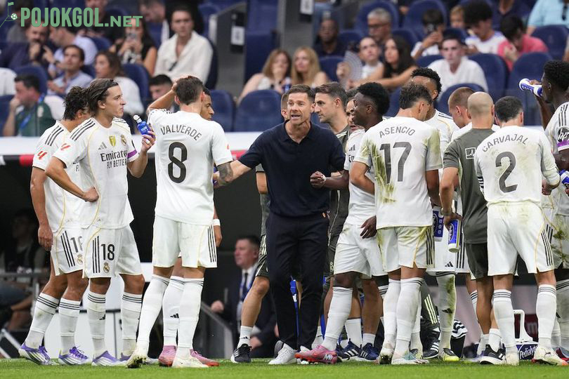 Manajer Real Madrid, Xabi Alonso, memberikan arahan kepada para pemain selama pertandingan melawan Espanyol di La Liga 2025-2026.