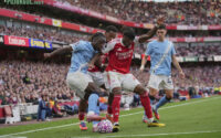 Noni Madueke berduel memperebutkan bola dengan Jeremy Doku dalam pertandingan antara Arsenal dan Manchester City, Minggu (21-9-2025)