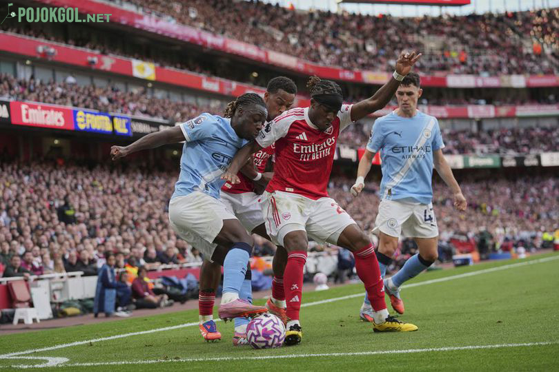 Noni Madueke berduel memperebutkan bola dengan Jeremy Doku dalam pertandingan antara Arsenal dan Manchester City, Minggu (21-9-2025)