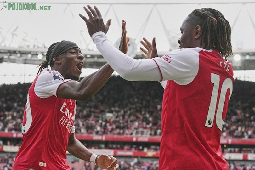 Noni Madueke dan Eberechi Eze merayakan gol untuk Arsenal setelah membobol gawang Nottingham Forest dalam pertandingan Premier League di London pada 13 September 2025