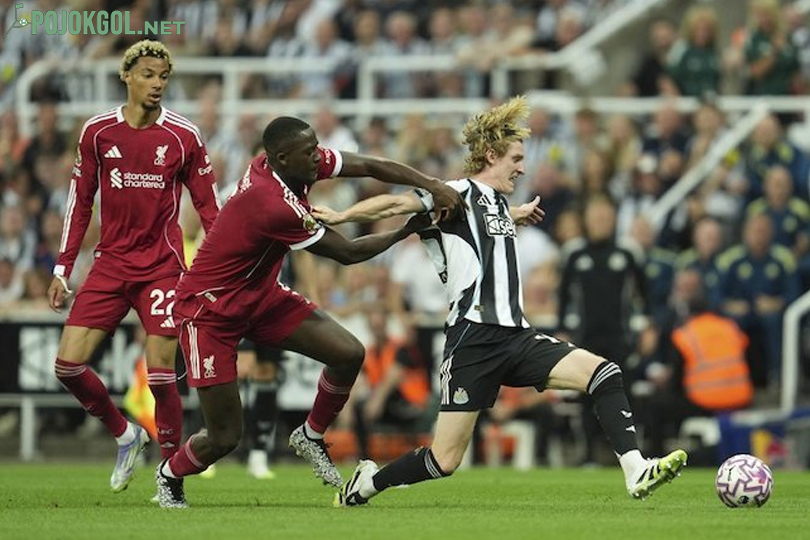 Pada hari Selasa (26-08-2025), Ibrahima Konate, bek Liverpool yang berada di posisi kiri, memberikan tekanan kepada pemain sayap Newcastle, Anthony Gordon.