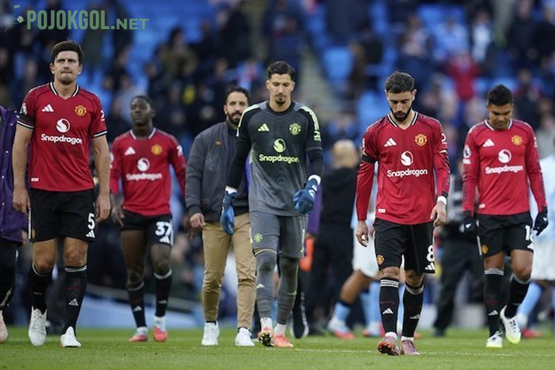 Para pemain Manchester United meninggalkan lapangan usai duel kontra Manchester City di Etihad Stadium pada 14 September 2025.