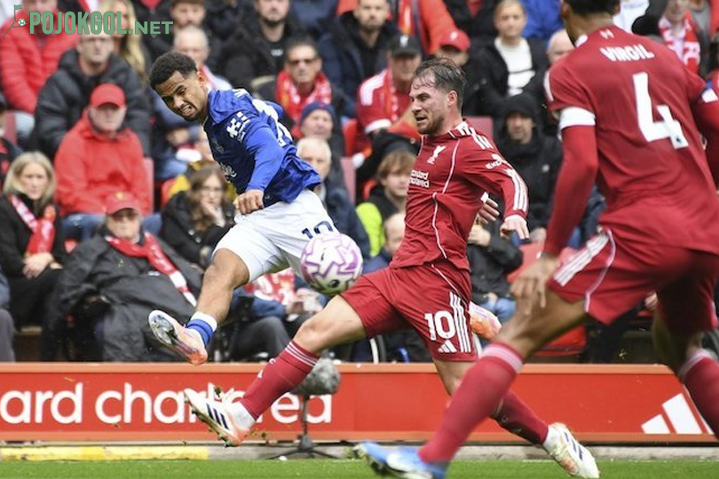 Pemain tengah Everton, Iliman Ndiaye, mengirim umpan yang melewati hadangan gelandang Liverpool, Alexis Mac Allister.