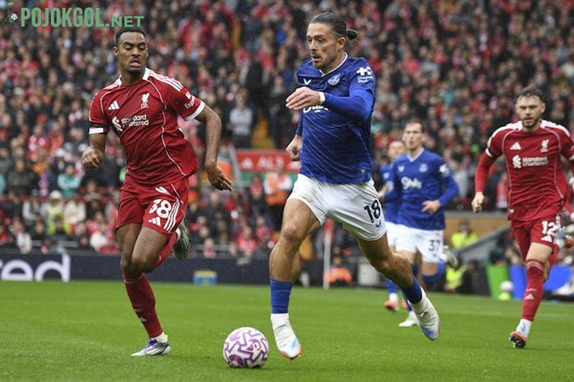 Pemain tengah Everton, Jack Grealish, mencoba menguasai bola sementara gelandang Liverpool, Ryan Gravenberch, terus membayanginya.