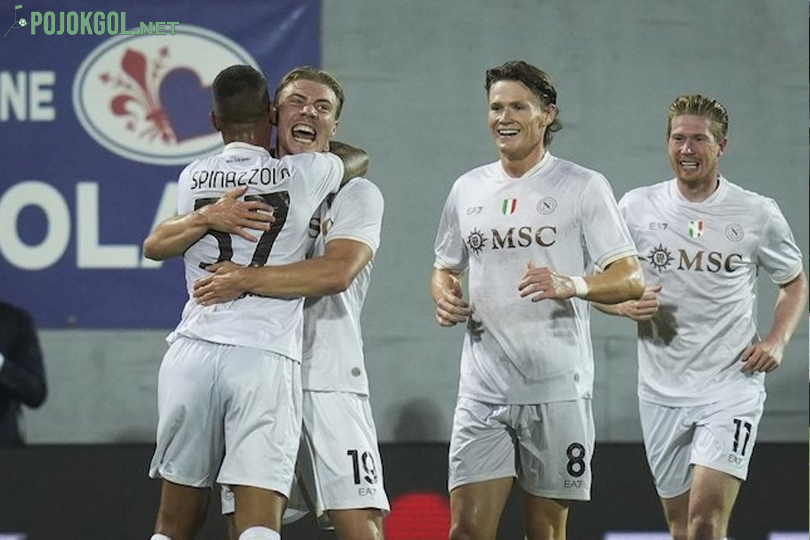 Perayaan gol Rasmus Hojlund, penyerang dari tim Napoli, bersama rekan-rekan setimnya ketika berlaga melawan Fiorentina.