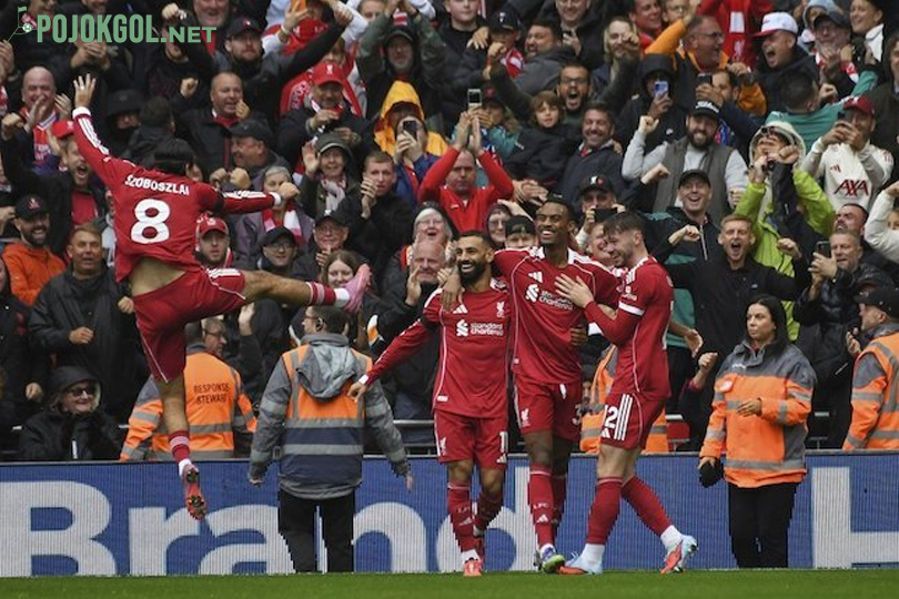 Ryan Gravenberch merayakan golnya bersama rekan setimnya di Liverpool setelah berhasil membobol gawang Everton dalam pertandingan Liga Inggris di Anfield.