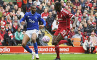 Striker Everton, Beto (di sebelah kiri), bersaing memperebutkan bola dengan pemain bertahan Liverpool, Ibrahima Konate, dalam pertandingan Liga Inggris musim 2025-2026.