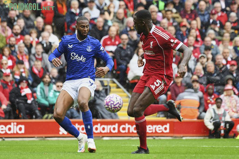 Striker Everton, Beto (di sebelah kiri), bersaing memperebutkan bola dengan pemain bertahan Liverpool, Ibrahima Konate, dalam pertandingan Liga Inggris musim 2025-2026.