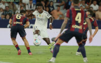 Vinicius Junior membuka skor untuk Real Madrid dengan mencetak gol ke gawang Levante dalam laga La Liga Spanyol di Valencia pada 23 September 2025.