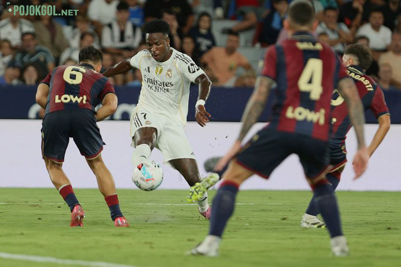 Vinicius Junior membuka skor untuk Real Madrid dengan mencetak gol ke gawang Levante dalam laga La Liga Spanyol di Valencia pada 23 September 2025.