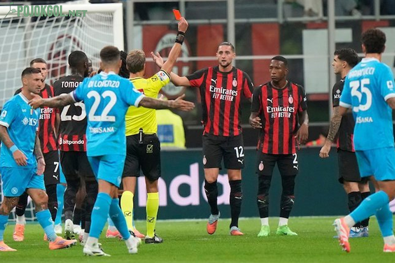 Wasit memberikan kartu merah kepada Pervis Estupinan dalam pertemuan AC Milan kontra Napoli yang berlangsung Senin 29-9-2025.