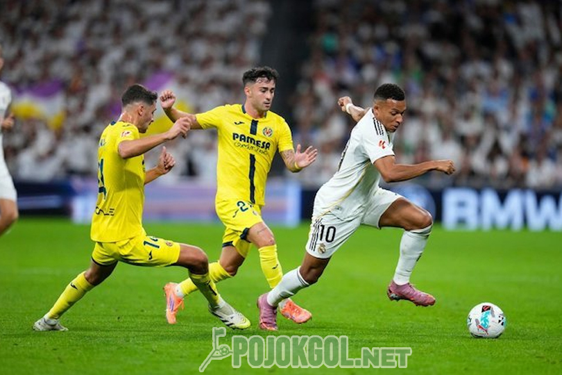Ada Santi Comesana dan Alberto Moleiro yang lagi berebut bola melawan Kylian Mbappe dalam pertandingan La Liga antara Real Madrid dan Villarreal di Santiago Bernabeu, tanggal 4 Oktober 2025.