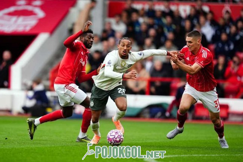 Di laga Premier League hari Sabtu, 18 Oktober 2025, Joao Pedro dari Chelsea (di tengah) tampak lagi duel memperebutkan bola dengan Nikola Milenkovic, pemain Nottingham Forest.