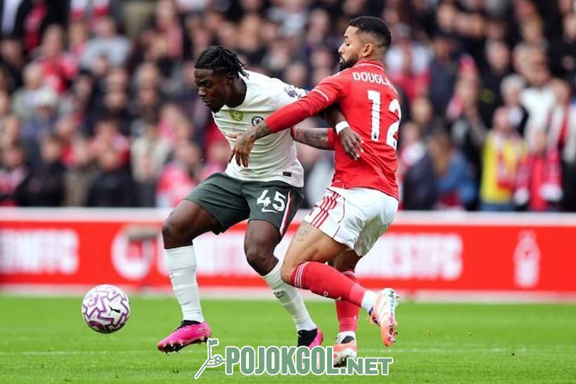 Douglas Luiz dari Nottingham Forest (yang ada di sebelah kanan) terlihat beradu tekel untuk mendapatkan bola melawan Romeo Lavia dari Chelsea, di pertandingan Liga Inggris yang digelar Sabtu, 18 Oktober 2025.
