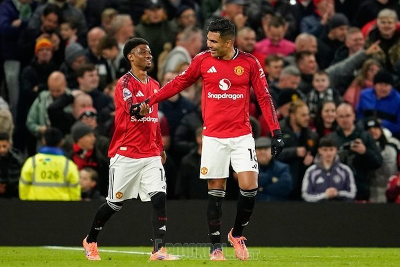 Dua penggawa Manchester United, yaitu Casemiro (posisi kanan) dan Amad Diallo, terlihat sedang bersorak gembira setelah mencetak gol ke gawang Brighton dalam ajang Premier League 2025-2026.