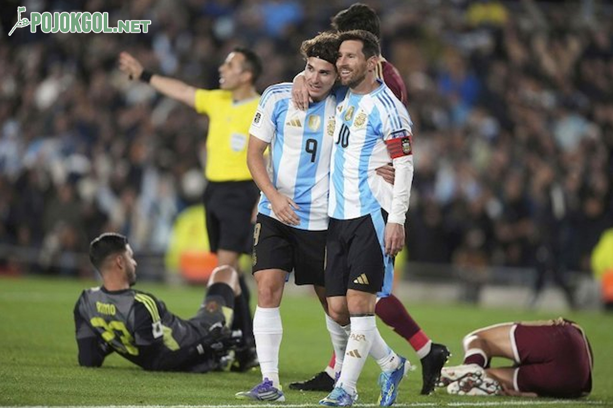 Dua striker andalan Argentina, Lionel Messi (di sebelah kanan) bersama Julian Alvarez, ketika bertanding melawan Venezuela dalam laga lanjutan Kualifikasi Piala Dunia 2026.