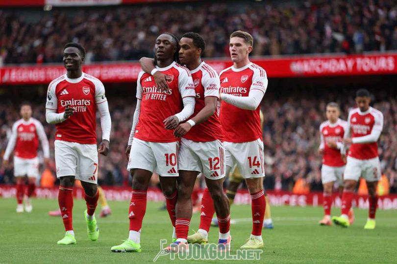 Eberechi Eze, penggawa Arsenal, lagi asyik merayakan gol bareng teman-teman setimnya saat pertandingan Premier League melawan Crystal Palace pada hari Minggu, 26 Oktober 2025.
