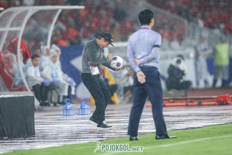 Ekspresi Shin Tae-yong waktu ada di laga Kualifikasi Piala Dunia 2026 antara Timnas Indonesia melawan Jepang, hari Jumat (15-11-2024).