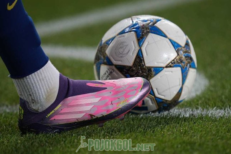 Foto ini menampilkan bola yang sedang digunakan dalam pertandingan Liga Champions antara Barcelona melawan PSG.