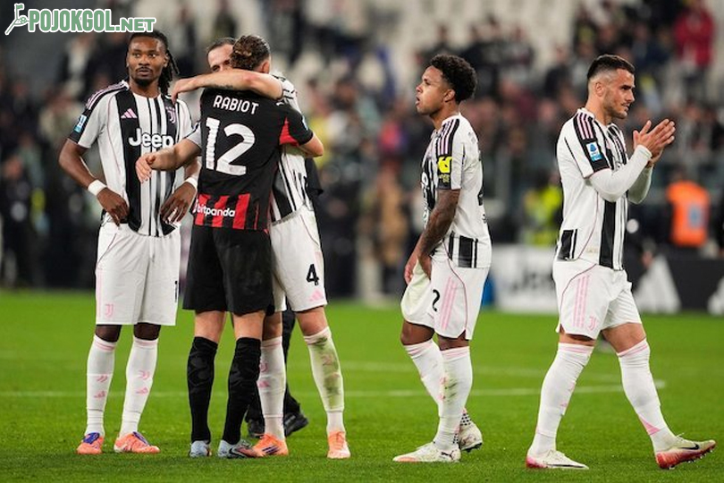 Gelandang AC Milan tersebut, Adrien Rabiot (dengan nomor punggung 12), terlihat bersama beberapa pemain Juventus setelah pertandingan di Allianz Stadium