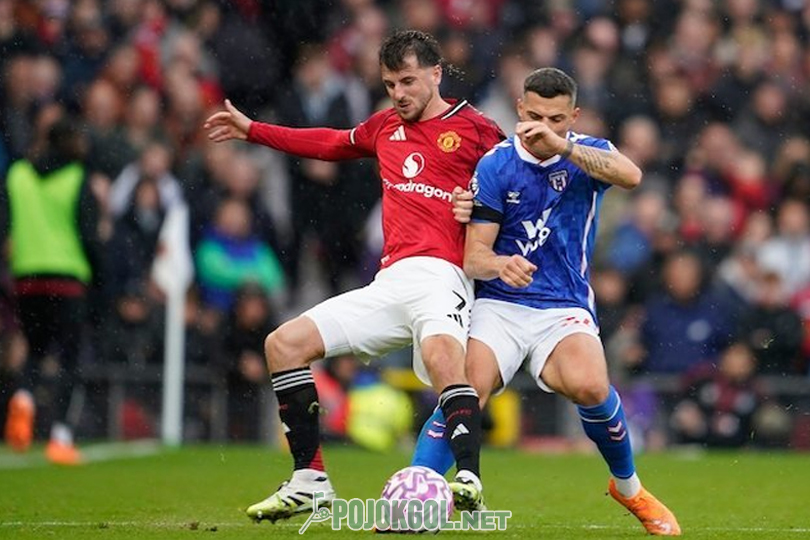 Granit Xhaka dari Sunderland dan Mason Mount dari Manchester United saling berebut bola dalam laga di Old Trafford, 4 Oktober 2025.
