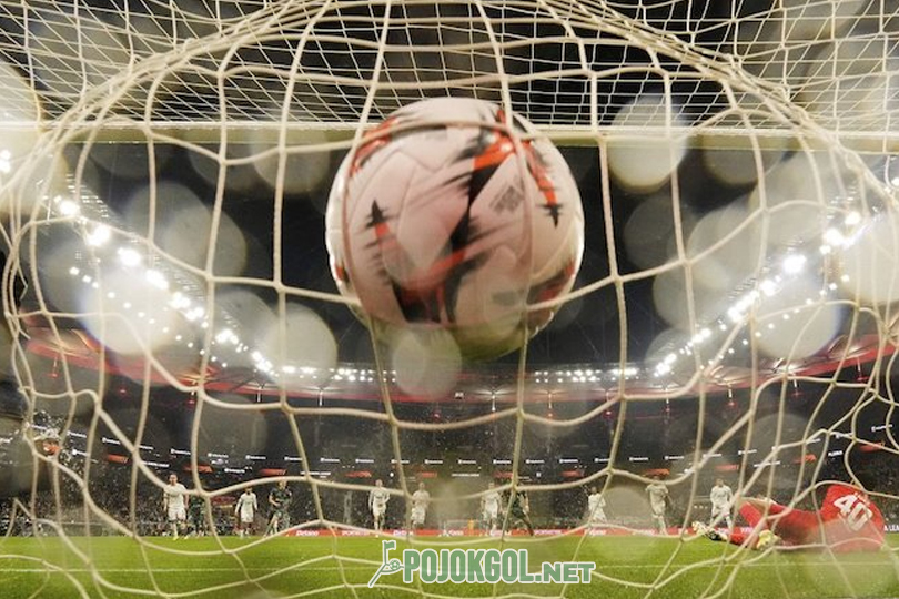Ini bola yang dipakai di Liga Europa.