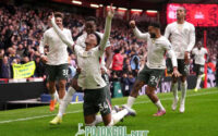 Josh Acheampong, pemain Chelsea itu, lagi asyik merayakan gol bareng teman-teman setimnya di pertandingan Premier League melawan Nottingham Forest, Sabtu, 18 Oktober 2025.