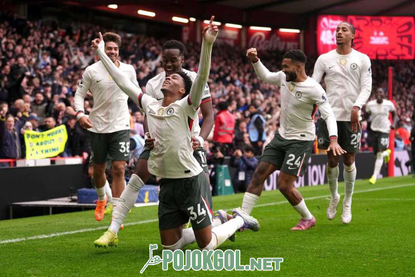 Josh Acheampong, pemain Chelsea itu, lagi asyik merayakan gol bareng teman-teman setimnya di pertandingan Premier League melawan Nottingham Forest, Sabtu, 18 Oktober 2025.