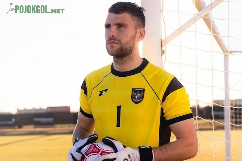 Maarten Paes terlihat memakai seragam penjaga gawang terbaru Timnas Indonesia yang diproduksi oleh Erspo.