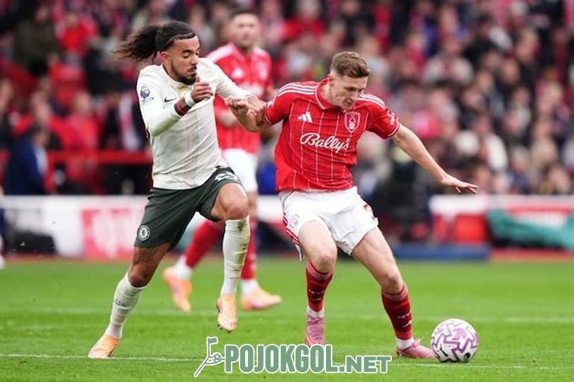 Malo Gusto (yang posisinya di kiri), pemain Chelsea, sedang berusaha merebut bola dari Elliot Anderson, pemain Nottingham Forest, dalam pertandingan Premier League hari Sabtu, 18 Oktober 2025.