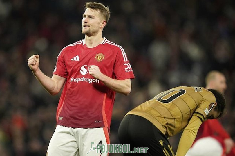 Matthijs de Ligt girang banget merayakan kemenangan Manchester United setelah menumbangkan Real Sociedad di Liga Europa, Jumat (14/3/2025) dini hari WIB.