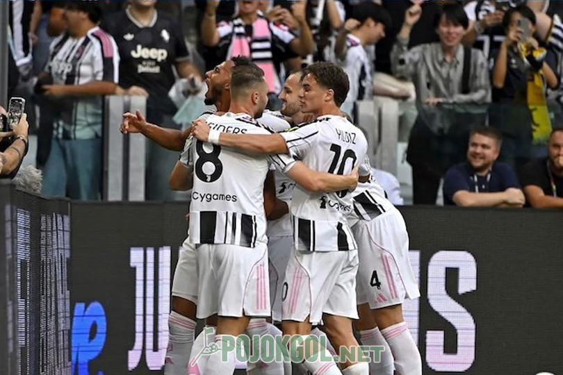 Momen Lloyd Kelly lagi merayakan (sesuatu) bareng rekan-rekan setimnya di Juventus pas tanding lawan Inter Milan di Liga Italia.