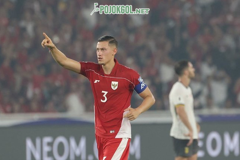 Momen aksi dari Jay Idzes selama laga Kualifikasi Piala Dunia 2026 zona Asia, yakni antara Timnas Indonesia dan Tiongkok