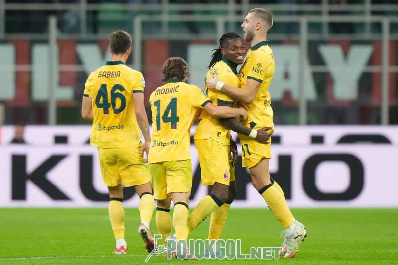 Para pemain AC Milan berselebrasi setelah Rafael Leao sukses menjebol gawang Fiorentina di pertandingan Serie A, Minggu (19-10-2025).