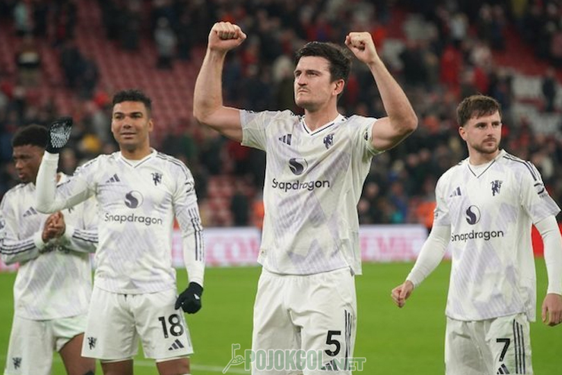 Pemain MU, Harry Maguire, lagi nyapa suporter habis main lawan Liverpool di Anfield, 19 Oktober 2025.
