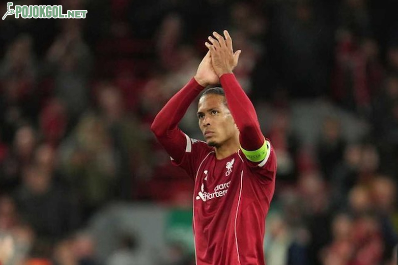 Punggawa lini belakang Liverpool, Virgil van Dijk, mengangkat tangan untuk menyapa para penggemar segera setelah pertarungan Liga Champions kontra Atletico Madrid berakhir.
