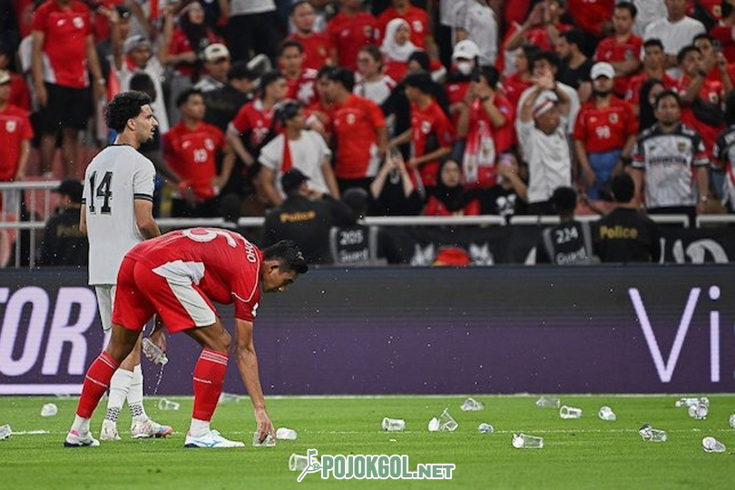 Rizky Ridho lagi mungutin botol yang nyasar ke lapangan di pertandingan Timnas Indonesia vs Irak di Stadion King Abdullah Sport City.