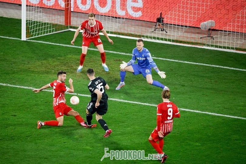 Sepakan Federico Gatti kena tangannya Manuel Gulde waktu laga Liga Europa 2022-2023 Freiburg vs Juventus, Jumat (17-3-2023).