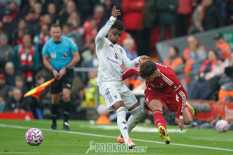 Terjadi perebutan bola seru antara bek Liverpool, Milos Kerkez, dengan pemain sayap MU, Amad Diallo, dalam lanjutan Liga Inggris pada 19 Oktober 2025.